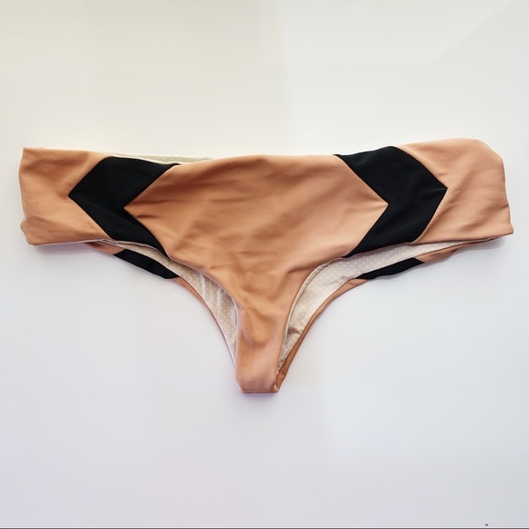 Acacia Mentawai Bottoms - Topless - Picture 2 of 6